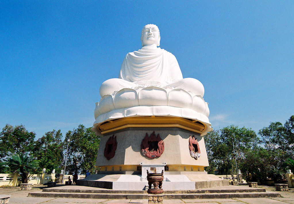 Long Sơn Tự - ngôi chùa với bức tượng Phật ngoài trời lớn nhất Việt Nam. (Ảnh minh họa: flickr.com)